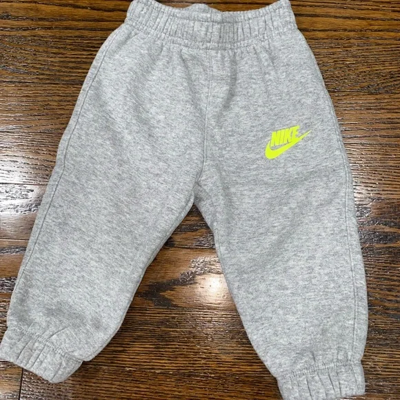 Nike sweatsuit - Picture 2 of 5